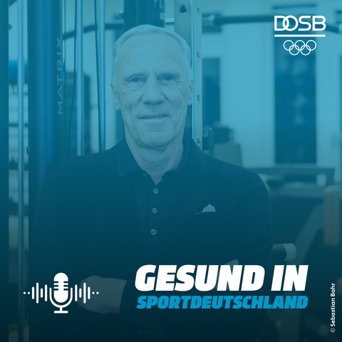 Gezeigt ist das Coverbild des Podcasts "Gesund in Sportdeutschland" des Deutschen Olympischen Sportbundes, dessen Logo in der rechten oberen Ecke eingebracht ist. Mit leicht blau überlegtem Filter ist das Bild von Professor Ingo Froböse zu sehen mit unten angebrachtem Schriftzug "Gesund in Sportdeutschland" und einem Mikrofon, von dem Akustikwellen abgehen.