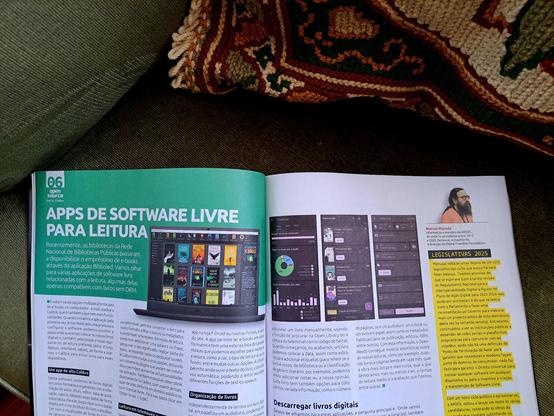 A revista PC Guia em papel aberta nos artigos mencionados