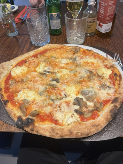 Foto einer Pizza mit Käse und Champignons