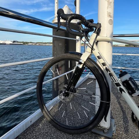 Mein Gravelbike in der Abendsonne der Kiellinie