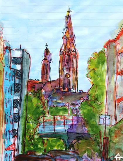 Aquarellierte Finelinerzeichnung auf liniertem Papier. Erhöht eine Backsteinkirche, davor Häuser, Bäume mit viel grün und eine Hochbahntrasse. Der Blick durch eine Altbaustrassenflucht zeit auch parkende Autos.