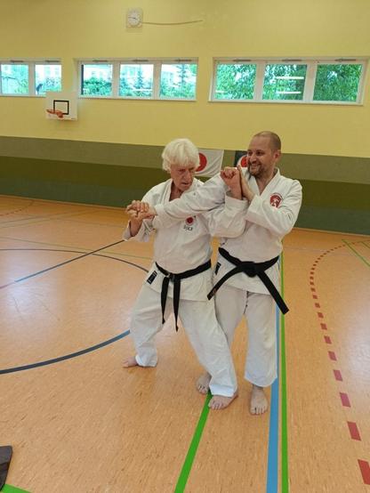Sensei Axel zeigt eine Kombination mit Hebel an mir. Zumindest den Uraken habe ich kommen sehen ... den folgenden Teisho in die Leiste nicht ;)