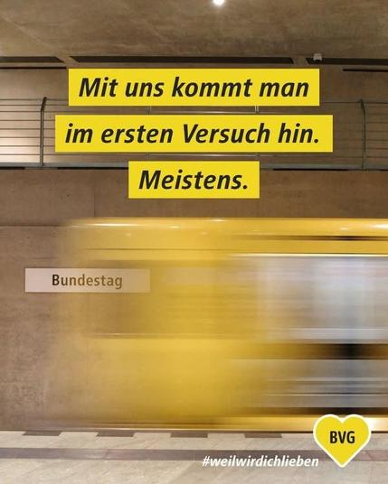 Berliner Ubahn mit dem Station schild "Bundestag" und der Überschrift "mit uns kommt man im ersten versuch hin. Meistens"