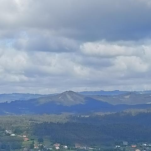 Paisaxe tormentoso do norte do país, con montaña de flan e os lugares deslongados no val arbóreo. Panorámica