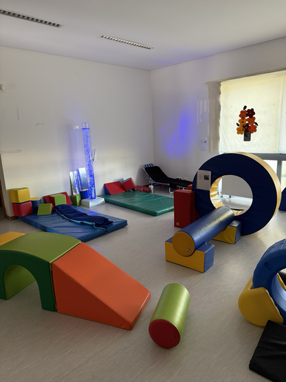 Gela sensoriala: koltxonetak, argiak eta ispiluak laba lanpa baten ostean.