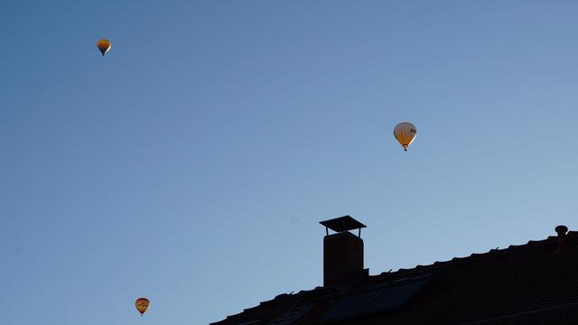 Ballons über Dach
