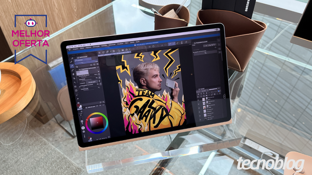 <figure class="wp-block-image size-large wp-lightbox-container"><img alt="Galaxy Tab S10 FE sobre a mesa" class="wp-image-824345" height="596" src="https://files.tecnoblog.net/wp-content/uploads/2025/05/Samsung-promete-que-apps-pesados-rodam-no-Galaxy-Tab-S10-FE-foto-Giovanni-Santa-RosaTecnoblog-1060x596.png" width="1060" /><button class="lightbox-trigger" type="button">
			<svg fill="none" height="12" viewBox="0 0 12 12" width="12" xmlns="http://www.w3.org/2000/svg">
				<path d="M2 0a2 2 0 0 0-2 2v2h1.5V2a.5.5 0 0 1 .5-.5h2V0H2Zm2 10.5H2a.5.5 0 0 1-.5-.5V8H0v2a2 2 0 0 0 2 2h2v-1.5ZM8 12v-1.5h2a.5.5 0 0 0 .5-.5V8H12v2a2 2 0 0 1-2 2H8Zm2-12a2 2 0 0 1 2 2v2h-1.5V2a.5.5 0 0 0-.5-.5H8V0h2Z" fill="#fff">
			</svg>
		</button><figcaption class="wp-element-caption">Samsung promete que apps pesados rodam no Galaxy Tab S10 FE (foto: Giovanni Santa Rosa/Tecnoblog)</figcaption></figure>


<div class="widget-produto">
            <div>
                        <div class="widget-header">
                                        <div class="imagem">
                            <a class="title tb-block-link" href="https://tecno.click/24u" rel="sponsored nofollow" target="_blank"><img src="https://files.tecnoblog.net/wp-content/uploads/2025/05/51htrnqhgxL.jpg" /></a>
                        </div>
                
                <div class="widget-info">
                    <a class="title tb-block-link" href="https://tecno.click/24u" rel="sponsored nofollow" target="_blank">Tablet Samsung 