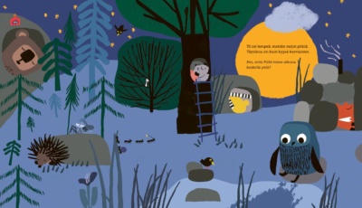 Aukeamalla on kuvattu öinen metsä. Muut metsän eläimet nukkuvat pesissään, mutta Pöllö istuu yksinään lammen rannalla. Teksti lukee keltaisessa kuussa: "Yö on lempeä, metsän varjot pitkiä. Täysikuu on kuin kypsä karviainen. Hei, mitä Pöllö tekee ulkona keskellä yötä?"