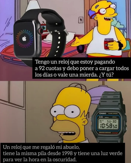 La imagen es un meme de dos paneles con personajes de Los Simpson. El panel superior muestra a un personaje de Los Simpson con un Apple Watch, y un texto que dice: "Tengo un reloj que estoy pagando a 92 cuotas y debo poner a cargar todos los días o vale una mierda. ¿Y tú?". El panel inferior muestra a otro personaje de Los Simpson con un reloj Casio digital clásico, y un texto que dice: "Un reloj que me regaló mi abuelo, tiene la misma pila desde 1998 y tiene una luz verde para ver la hora en la oscuridad". El meme contrasta un reloj inteligente moderno con uno antiguo y más duradero.