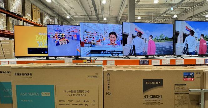 <p>日本の薄型テレビ市場で中国のテレビメーカーのシェアが高まり、約半分のシェアを占めるまでになった。</p>
<p>日経新聞とBCNの調査結果では、2024年1月から9月にかけて中国家電メーカー大手のハイセンス（海信）がシェア40.4％で1位となり、TCLが9.5％で3位に入り、両社の合計シェアは49.9％に達している。2019年には12.1％、2023年には21.4％となっていたのでシェアが倍増し続けている。一方、日本勢ではソニーが9.7％で2位、パナソニックが9.0％で4位だった。</p>
<p>1位に輝いたハイセンスは、東芝（旧東芝映像ソリューション）のテレビブランド「レグザ」を買収し、資材調達や事業部の再構築などにより、レグザの製品の競争力を高めた。加えてハイセンスブランドでも低価格攻勢をしかけており、日本市場である程度地位を確立した。最近、ECだけでなく、家電量販店やディスカウントストアでもハイセンスやTCLの製品を見かけるようになっている。優れたコストパフォーマンスで日本の消費者の支持も集めていて、「家電を買うなら日本メーカー」という考えは薄れつつあるようだ。</p>
<blockquote class="wp-embedded-content"><p><a href="https://36kr.jp/337959/">“世界最薄”の衝撃〜中国・美的、奥行き45cmの超スリム冷蔵庫を発売　リビングにも映える　</a></p></blockquote>
<p></p>
<h3>テレビ市場で中国ブランドが日本を逆転</h3>
<p>中国製テレビが日本市場で売れているというニュースは、中国で様々なメディアから報じられている。その理由は、中国のテレビが「品質を重視する」日本市場でも通用し、好調な売上を示している点だ。</p>
<p>また、中国のテレビ産業は日本と縁が深く、うんちくが書きやすく記事にしやすいということも挙げられる。現在中国ではハイセンス、TCL、スカイワース、KONKA、長虹電器に絞られているが、この5社が注目される前は、国営企業が東芝、日立、三洋電機、パナソニックといった日本企業から製造ラインや部品を導入して生産していた。物持ちのいい年配の方が昔から住み続けている家では、今も小型の日本のテレビが置かれていることがあり、当時の日本企業の勢いの一端を見ることができる。</p>
<p><img alt="" class="aligncenter wp-image-326174 size-large" height="306" src="https://36krjp-1316517779.cos.ap-tokyo.myqcloud.com/uploads/2025/01/20250122164352v2_85d4b8593fe14c5dad02a8968493c8a7@5888275_oswg643970oswg1080oswg516_img_000686-1024x489.jpeg" width="640" /></p>
<p>中国人の間で「中国ブランドのテレビはまんざらでもない」と認識させる契機となったのは、2008年から開始された、農村部向けの「家電下郷（中国ブランドの家電購入に補助金を支給する）」政策と、都市部向けの「以旧換新（中国ブランド家電買い換えに補助金を支給する）」政策だ。これにより、中国メーカーの薄型テレビへの移行が急激に進んだ（ちなみに昨今ではEVにおいて買い<a href="https://36kr.jp/29