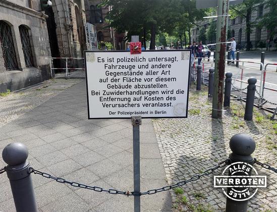 Es ist polizeilich untersagt, Fahrzeuge und andere Gegenstände aller Art auf der Fläche vor diesem Gebäude abzustellen. Bei Zuwiderhandlungen wird die Entfernung auf Kosten des Verursachers veranlasst.
Der Polizeipräsident in Berlin