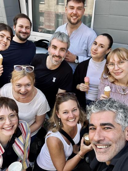 Auf dem Bild ist das Team der Otto Brenner Stiftung zu sehen, wie sie gemeinsam auf einem Selfie in die Kamera lächeln. V.l.n.r. hinten: Greta, Robin, Christopher, Benni, Franziska, Diana. Vorne: Gianna, Anne, Mira, Can.