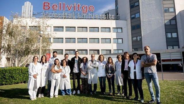 Membres de l'equip quirúrgic amb el pacient intervingut (Hospital de Bellvitge)