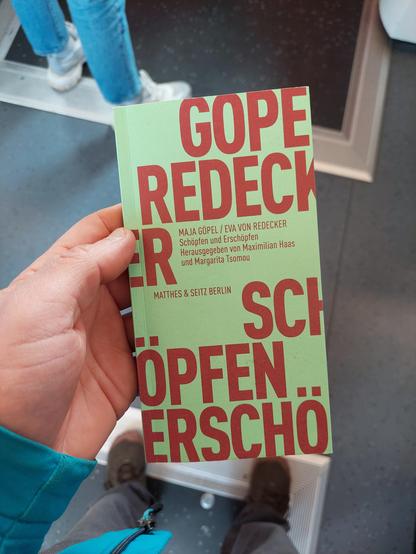 Ich stehe in der Bahn am Ausgang und mache ein Foto von dem Buch, das ich gerade zu Ende gelesen habe.
Schöpfen und Erschöpfen.
Ein Gespräch zwischen Maja Göpel und Eva von Redecker.
Herausgegeben von Maximilian Haas und Margarita Tsomou.
Verlag: Matches & Seitz Berlin