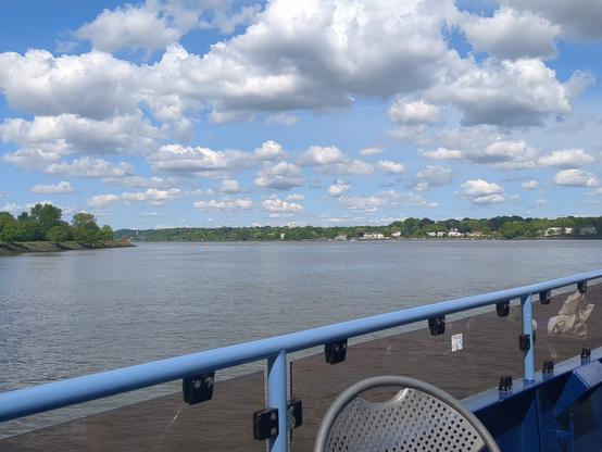 Blaue Wasserflachd, im Hintergrund Strand, Bäume