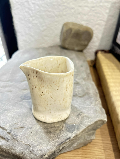Creamware ; 米色手捏茶杯