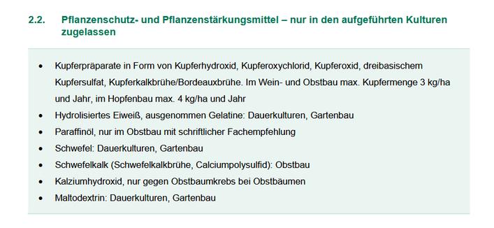 Demeter-Richtlinie 2025, Punkt 2.2.: 

"Pflanzenschutz- und Pflanzenstärkungsmittel – nur in den aufgeführten Kulturen zugelassen

• Kupferpräparate in Form von Kupferhydroxid, Kupferoxychlorid, Kupferoxid, dreibasischem
Kupfersulfat, Kupferkalkbrühe/Bordeauxbrühe. Im Wein- und Obstbau max. Kupfermenge 3 kg/ha
und Jahr, im Hopfenbau max. 4 kg/ha und Jahr
• Hydrolisiertes Eiweiß, ausgenommen Gelatine: Dauerkulturen, Gartenbau
• Paraffinöl, nur im Obstbau mit schriftlicher Fachempfehlung
• Schwefel: Dauerkulturen, Gartenbau
• Schwefelkalk (Schwefelkalkbrühe, Calciumpolysulfid): Obstbau
• Kalziumhydroxid, nur gegen Obstbaumkrebs bei Obstbäumen
• Maltodextrin: Dauerkulturen, Gartenbau"

Quelle: https://www.demeter.de/media/13430/download?inline