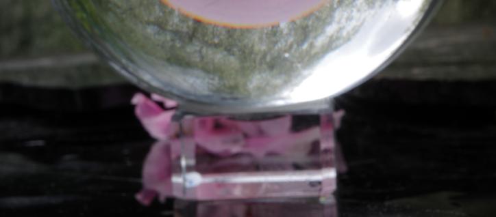 Here you can see part of the ridge of the glass shard with the differently coloured surface in the background