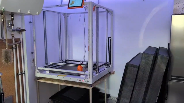 Sehr großer 3D Drucker steht auf einem Tisch