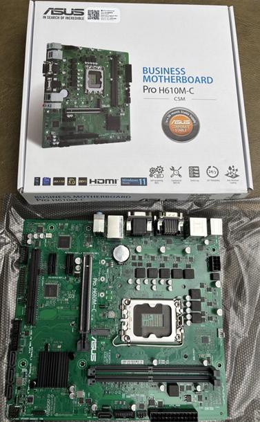 Verpackung vom Mainboard und darunter ein gebrauchtes Motherboard vom Mainboard.

Bei ASUS steht CSM für "Corporate Stable Model". Dieses Programm richtet sich hauptsächlich an Geschäftskunden und bietet eine stabilere Produktlinie, die über einen Zeitraum von drei Jahren hinweg verfügbar ist. Das bedeutet, dass diese Modelle weniger häufig aktualisiert werden und mehr Stabilität in Bezug auf Treiber und Firmware bieten, was für Unternehmen, die auf Zuverlässigkeit angewiesen sind, von Vorteil ist.