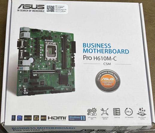 Vorderseite von der Verpackung vom Mainboard:
IN SEARCH OF INCREDIBLE

ASUS

Pro H610M-C..


BUSINESS MOTHERBOARD

Pro H610M-C

CSM

Up to 36-month Stable Supply

CORPORATE STABLE

LGA 1700

500

DDR5

HDMI

Windows

11

BIOS

Self-ring BIOS

Commercial BIOS KIA

Event Log

24/7

24/7 Reliability

Anti-Moisture Coating