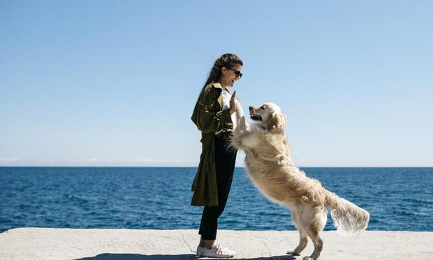 Un perro con su dueña (JOSEP M ROVIROSA vía Getty Images)