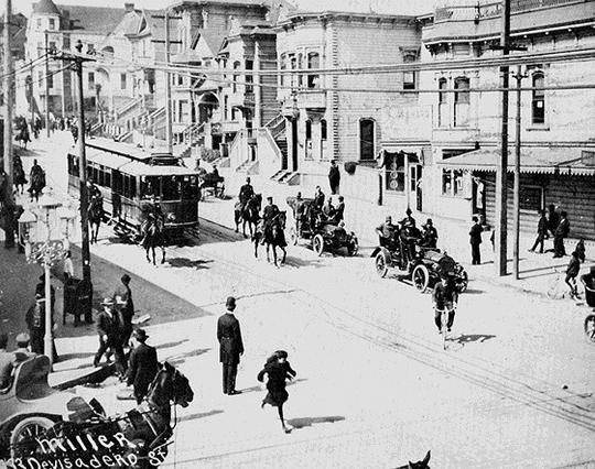 San Francisco police escort a scab streetcar to protect it from the violence during the strike. By Unknown author - Digital Archive@FoundSFhttp://www.foundsf.org/index.php?title=Bloody_Tuesday, Public Domain, https://commons.wikimedia.org/w/index.php?curid=74625145