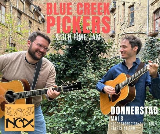 Zwei Musiker haben ein Lächeln im Gesicht und eine Gitarre in den Händen. In der Mitte des Bildes steht: "Blue Creek Pickers & Old Time Jam" sowie der Veranstaltungsort "Nox" in Köln. Als Datum und Uhrzeit ist der 08. Mai um 20Uhr angegeben.