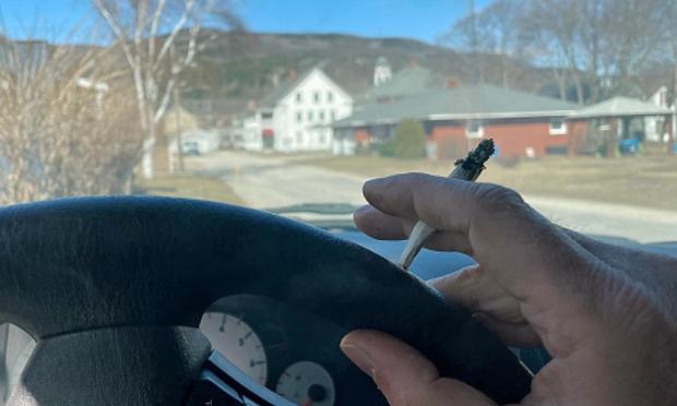 Imagen de archivo de una persona fumando marihuana en su coche. (Getty Images)