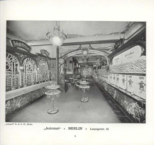 Schwarz-weiß-Bild einer Automatenstraße in Berlin um 1900. Foto: Hagley Museum and Library