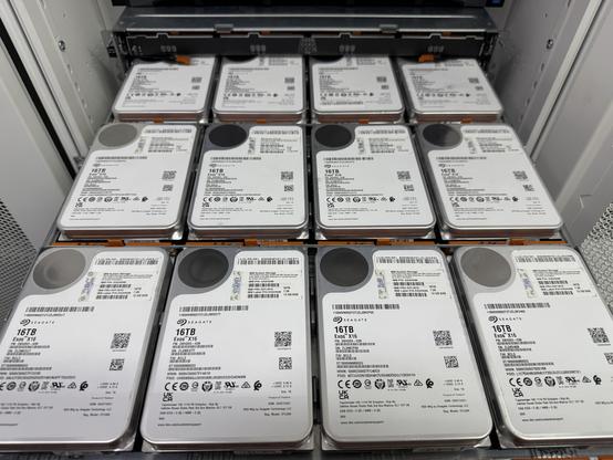 Photo d'un tiroir de baie de stockage contenant 12 disques dur de 16To