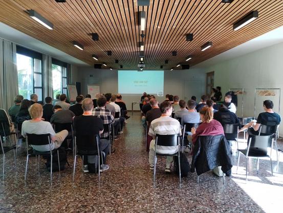 Bild der vollen Aula zu Beginn des 6. Schweizer TYPO3 Barcamps.