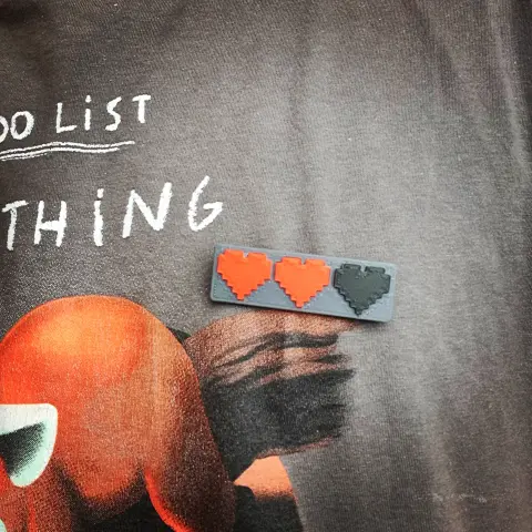 Le badge accroché sur un t-shirt.
