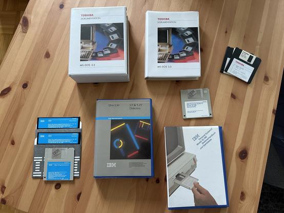 Viele alte OVPs, Handbücher und Disketten mit IBM DOS 3.30 und MS-DOS 3.30.