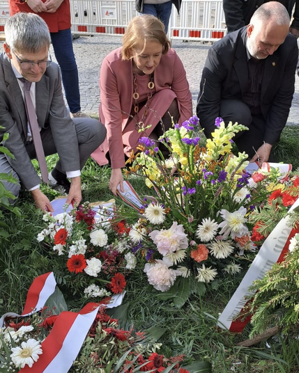 Stephan Völker, Lisa Paus und Detlef Wagner legen Blumenkränze nieder. Foto: TU Berlin