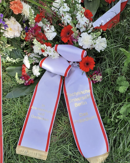 Blumenkranz mit der Aufschrift „In Anerkennung und Gedenken / Technische Universität Berlin – Das Präsidium“. Foto: TU Berlin