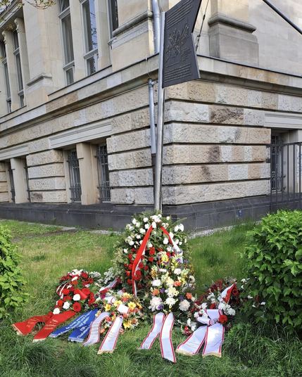 Blumenkränze vor dem Denkmal an die polnischen Befreierinnen und Befreier. Foto: TU Berlin