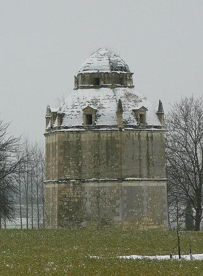 Ancien château de Roncée à #Panzoult (#IndreEtLoire) Colombier construit sur plan hexagonal à l'extérieur et circulaire à l'intérieur, et couvert par une coupole en pierre, surmontée d'un petit campanile. Les p...
Suite 👉 https://monumentum.fr/monument-historique/pa00097903/panzoult-ancien-chateau-de-roncee
#Patrimoine #MonumentHistorique
Photo CC-BY-SA 4.0 : Jean-Charles GUILLO