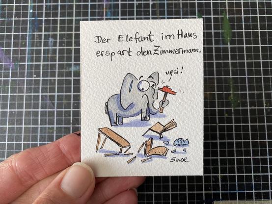 "Der Elefant im Haus erspart den Zimmermann." Ein Elefant mit einem Hammer. Vor ihm einige zertrümmerte Möbel.
