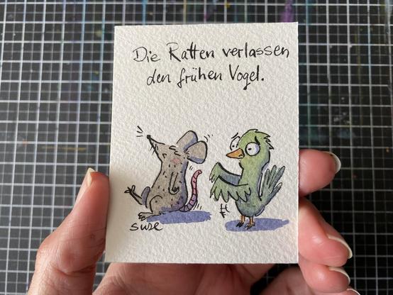 "Die Ratten verlassen den frühen Vogel."
Würde ich auch, wenn ich nie ausschlafen könnte. Eine Ratte die mit erhobenen Kopf von einem traurigen Vogel davon läuft.