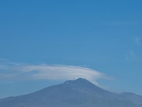 Etna sotto un cielo azzurro e con nube lenticolare in cima