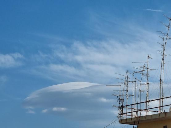 Grande nuvola che sembra una navicella spaziale catturata da antenne tv