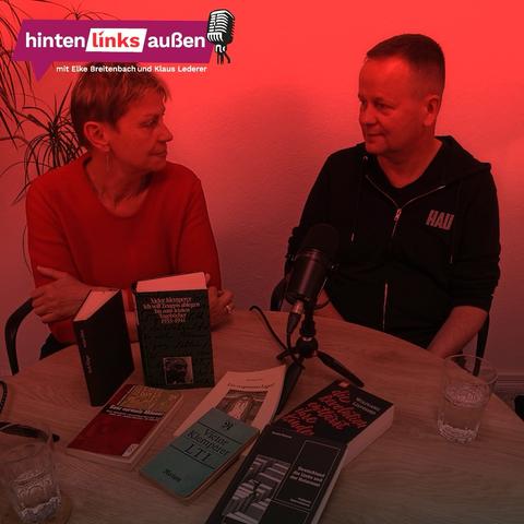 Foto: Elke Breitenbach und Klaus Lederer sitzen am Tisch, zwischen ihnen ein Tischmikrofon und vor ihnen eine Reihe von Büchern