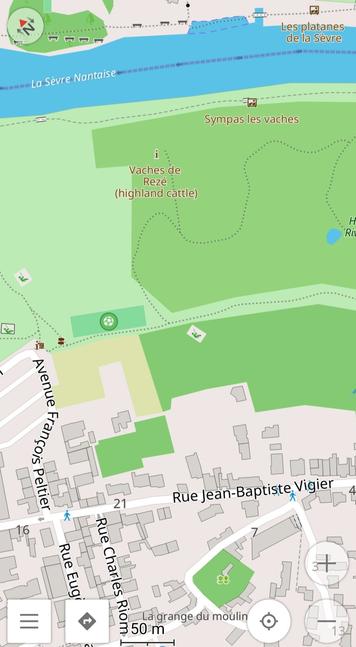 Carte OSMand où on voit les points d'infos des vaches et du panneau en bord de Sèvre, dans les terrains verts.