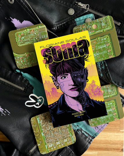 Livre posé sur une veste en cuir aux motifs colorés et des morceaux de cartes imprimées. La couverture de Soma montre, sur fond jaune et rose vif, le personnage de Risa, tatouée et avec une veste en cuir.