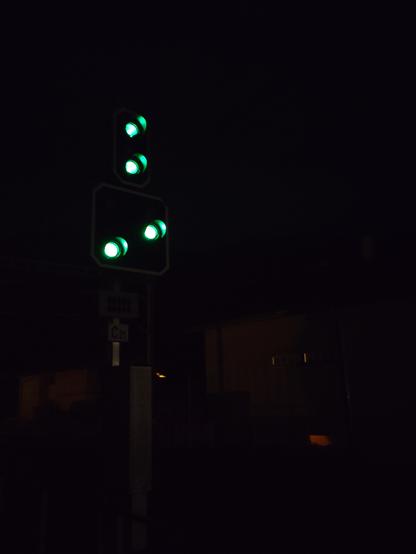 Foto. Vier grüne Lichter, nachts.