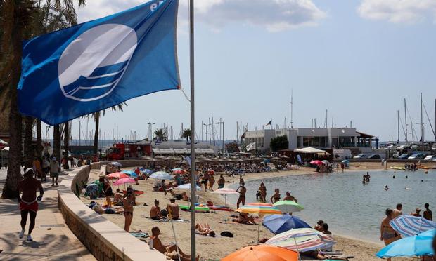 Una bandera azul ondeando en Cala Estancia, en Mallorca, en 2019. (picture alliance via picture alliance via Getty Image)