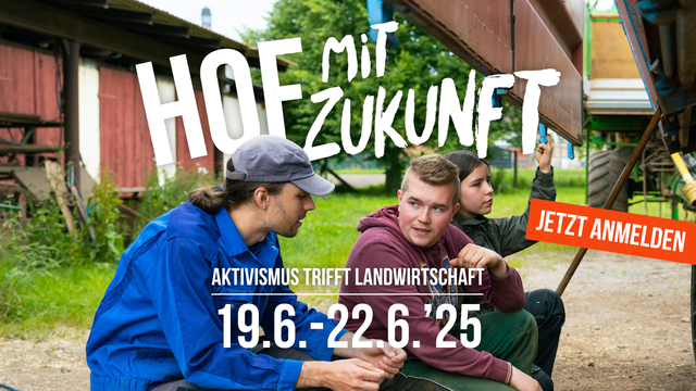 Sharepic: Ein Foto von drei Jungen Menschen, die einen Anhänger von unten inspizieren. Darauf der Text:
HOF ZUKUNFT AKTIVISMUS TRIFFT LANDWIRTSCHAFT 19.6.-22.6.25
JETZT ANMELDEN