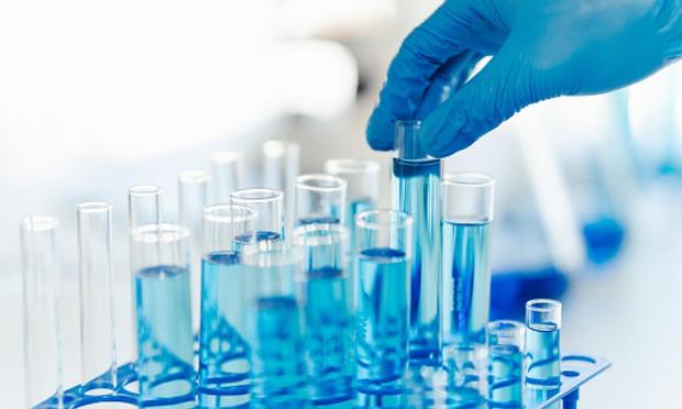 Técnico de laboratorio que realiza análisis químicos. (Getty Images)