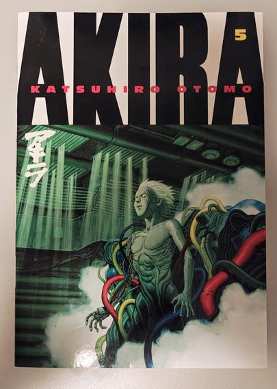 Portada del volum 5, amb les lletres negres en gran ocupant 1/4 de l'espai amb el títol "Akira", i una escena de la història quan un dels personatges principals està mig fusionat amb l'entorn. Aquest és un passadís folrat de tubs, cables i llums fluorescents amb reixetes, molt de corridor de central elèctrica, com en un vaixell militar. En tonalitats verdes al fons, destaca el personatge amb tubs i cables en colors vius.